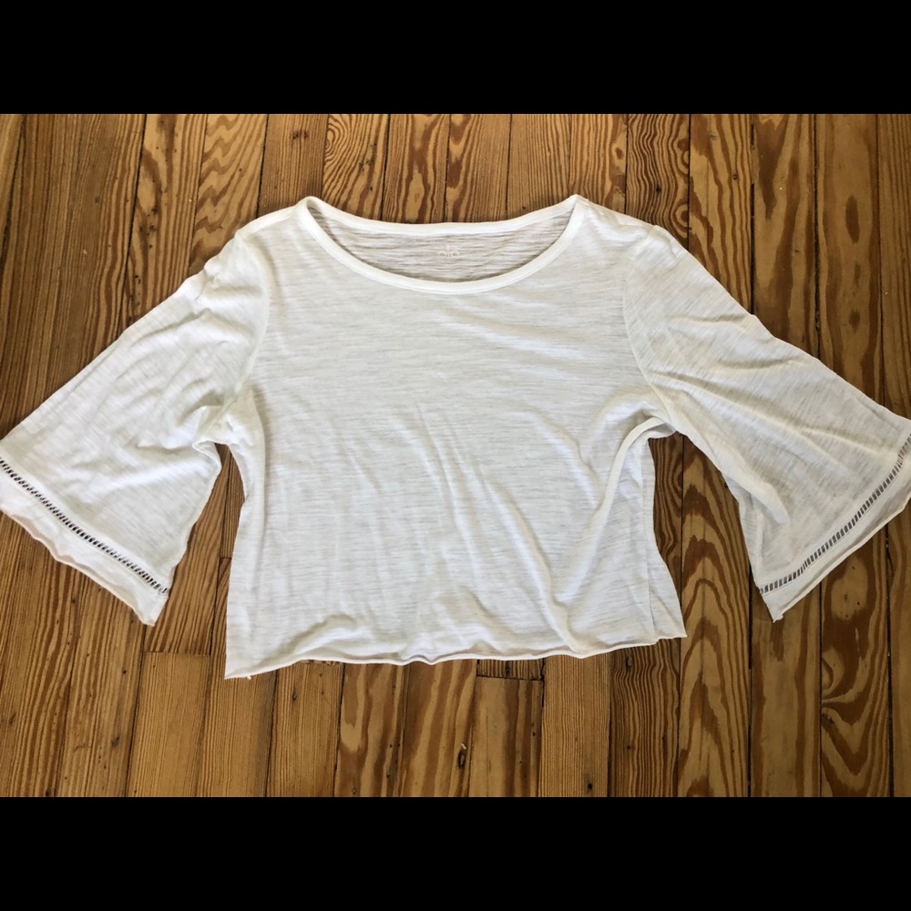 Alo yoga crop bell sleeve gleam top - Picture 3 of 5